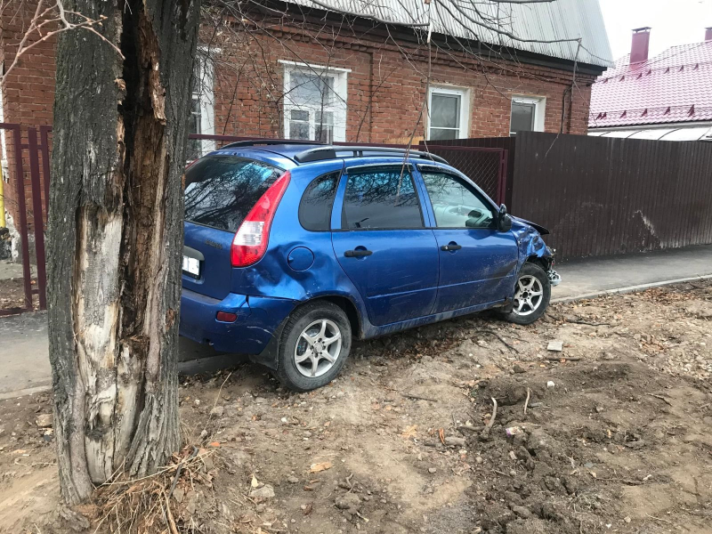 На улице Добролюбова не разъехались Renault Sandero и «Лада Калина»